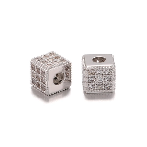 Macro-opname van zilveren vierkante bedels met zirkonia micro-pave voor het maken van sieraden