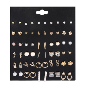 Set di 30 paia di orecchini dorati misti con perle e cristalli su base nera