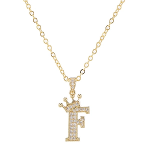 Detail van gouden kroon letter F hanger ketting met zirkonia stenen op witte achtergrond