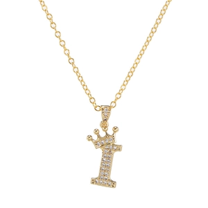 Detail van de gouden zirkonia kroon letter I hanger met een elegante O-ketting structuur
