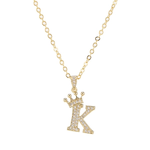 Detail van de gouden kroon letter K ketting met sprankelende zirkoniasteentjes