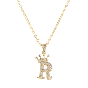 Detailopname van gouden kroon letter R hanger met sprankelende zirkonia micro-paving