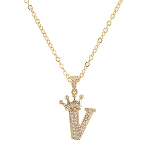 Detail van gouden kroon letter V hanger met zirkonia inlays aan een fijne O-ketting