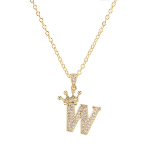 Detail van gouden letter W-hanger met zirkonia kroon aan een verfijnde ketting