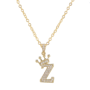 Detail van de goudkleurige letter Z hanger met zirkoon kroon en fijne schakelketting