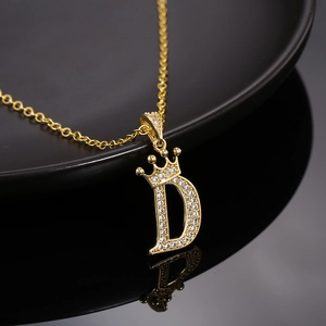 Modieuze gouden ketting met letter D hanger, kroon en glinsterende zirkonia steentjes