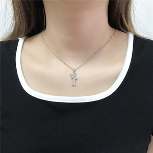 Zilveren ketting met kroonletter T hanger en zirkonia gedragen door een model