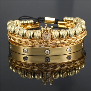 Detailansicht dreiteiliges goldenes Hip-Hop-Armband-Set mit Krone und Zirkonia-Steinen