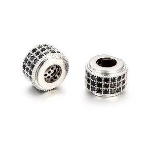 Charme cylindrique argenté avec zircons noirs et bord milgrain pour bracelets