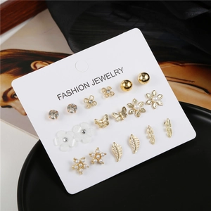 Set de 9 pares de pendientes dorados con perlas, motivos florales y mariposas