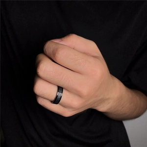 Nahaufnahme des schwarzen matten Edelstahlrings mit römischen Ziffern an der Hand