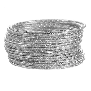 Set van 20 stapelbare zilveren armbanden met een glinsterende getextureerde metaalafwerking