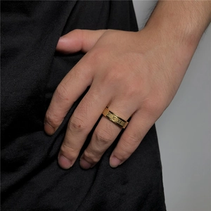 Herren-Ring aus Gold-Titanstahl mit römischen Ziffern im minimalistischen Punk-Design