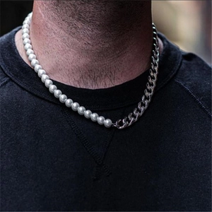 Collier pour homme combinant chaîne gourmette en acier et perles blanches sur mannequin