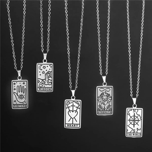 Lot de cinq colliers pendentifs tarot en acier inoxydable avec gravure noire et blanche