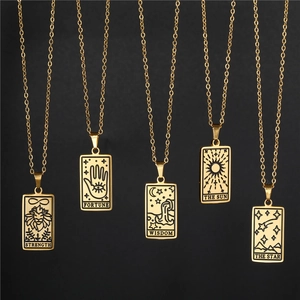 Colliers avec pendentifs de tarot dorés présentant les motifs Force, Soleil et Étoile