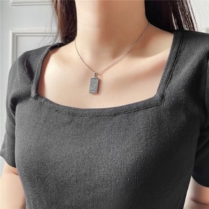 Gros plan d'un collier Tarot en argent avec pendentif The Moon sur un mannequin