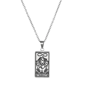 Détail du collier tarot argenté avec gravure de lion et chaîne en acier inoxydable