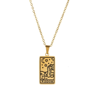 Gros plan d'un pendentif tarot doré avec gravure Aquarius sur une fine chaîne maille