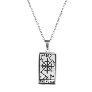 Détail macro du pendentif carte de tarot The World en acier inoxydable argenté