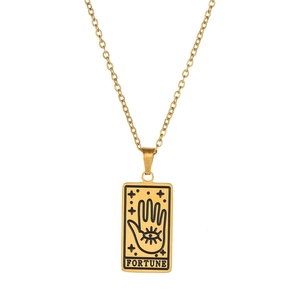 Détail du collier pendentif carte de tarot plaqué or avec motif de main de fortune