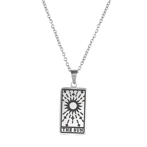 Détail de la médaille de tarot argentée Le Soleil gravée sur une chaîne en acier titane