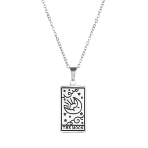Détail du pendentif de tarot argenté avec gravure The Moon sur collier en acier