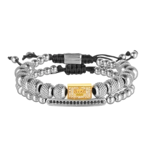 Detail von verstellbaren Kronen-Perlenarmbändern mit goldenem Zirkonstab auf Kordel
