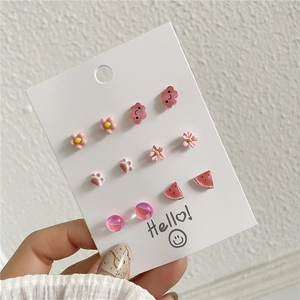 Detailansicht eines 6-teiligen Ohrstecker-Sets mit rosa Wolken, Blumen und Früchten