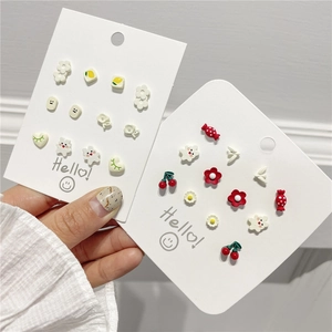 Süßes S925 Silberstecker-Set mit Gänseblümchen und Fruchtmotiven auf Displaykarte präsentiert