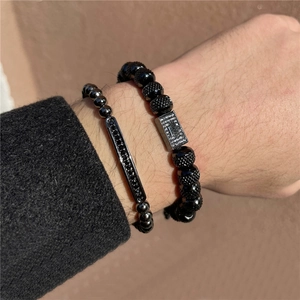 Nahaufnahme von Herren-Kronenarmbändern mit schwarzen Zirkonia und matten Steinen