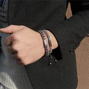 Detail eines verstellbaren silbernen Doppelschicht-Kronenarmbands für Herren am Handgelenk