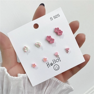 Nahaufnahme von 5 Paar Mini S925 Silber-Blumenohrringen auf einer weißen Karte