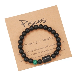 Pulsera del zodiaco Piscis con piedras negras mates y malaquita en tarjeta de soporte