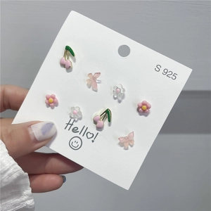 Detaillierte Makroansicht von S925 Silberstecker-Set mit rosa Kirschen und Blumenmotiven
