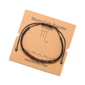 Bracelet Scorpion en code Morse fait main avec perles en bois et hématite sur carte