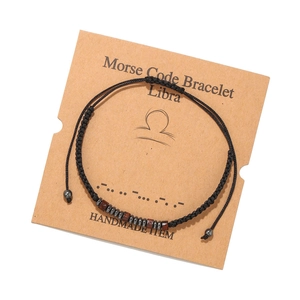 Bracelet code Morse Balance fait main avec perles en bois et hématite sur carte kraft