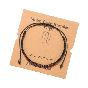 Vue macro du bracelet Morse Vierge avec perles en bois et cordon tissé à la main