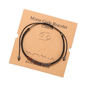 Détail du bracelet Cancer en code Morse avec perles de bois sur carte faite main