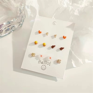 Set aus sechs Paar süßen S925 Silbernadel-Ohrsteckern mit Herzen und Cupcakes
