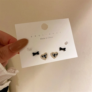 Detailliertes Set S925 Silber Ohrstecker mit Perlen, Schleifen und kariertem Herzdesign