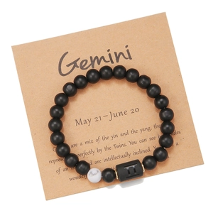 Detalle de la pulsera del zodiaco Géminis con cuentas de ágata negra mate y mármol