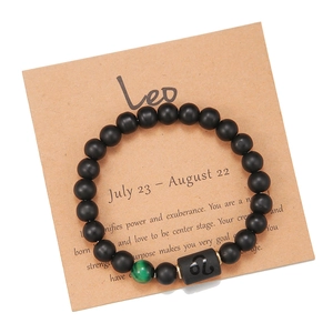 Detalle macro de la pulsera zodiaco Leo con cuentas mate y piedra ojo de tigre verde