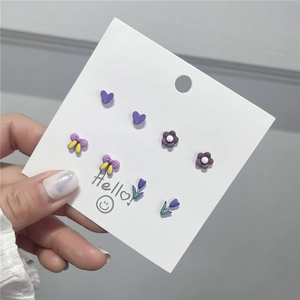 Nahaufnahme von S925 Silber Ohrstecker-Set mit lila Herz, Schleife und Tulpen-Designs