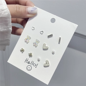 Nahaufnahme von 6 Paar Ohrring-Set mit Bären, Perlen und Herz-Designs im Detail