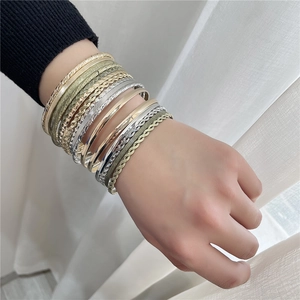 Set van 16 meerkleurige stapelbare metalen armbanden met texturen voor dames