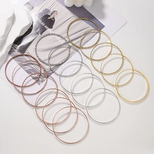 Gedetailleerde set van 12 gemengde metalen armbanden in goud, zilver en roségoud