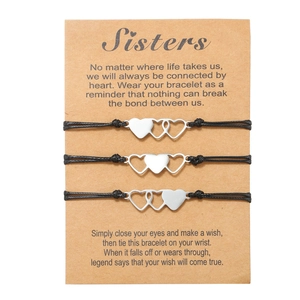 Set di 3 bracciali intrecciati con cuore in acciaio inossidabile e cordino regolabile su carta