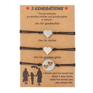 Vista dettagliata del set di tre braccialetti a cuore su cartoncino regalo a tema