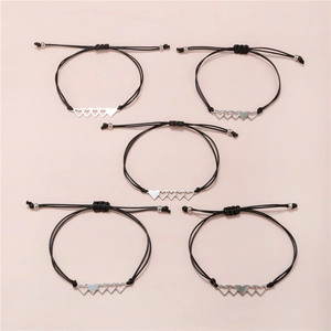 Set di cinque braccialetti dell'amicizia con cuori in acciaio inox e cordino intrecciato